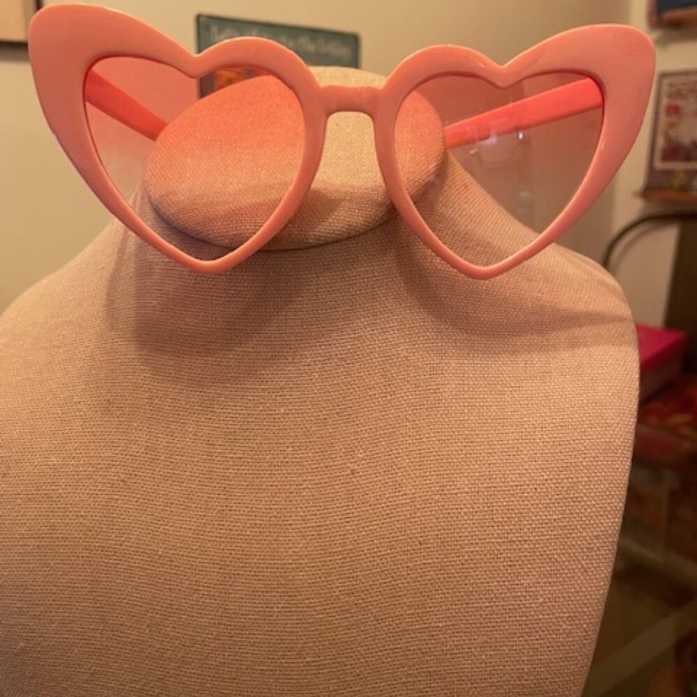 Gorgeous! Swiftie Light Pink Heart Cat Eye Sunglasses - Picture 2 of 4